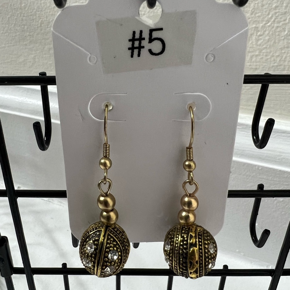 🌟 Vintage-Style Gold Tone Filigree Beaded Dangle Earrings ✨